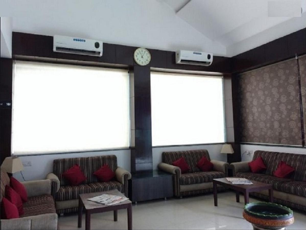 Hotel Shirdi Sai Wada Zewnętrze zdjęcie
