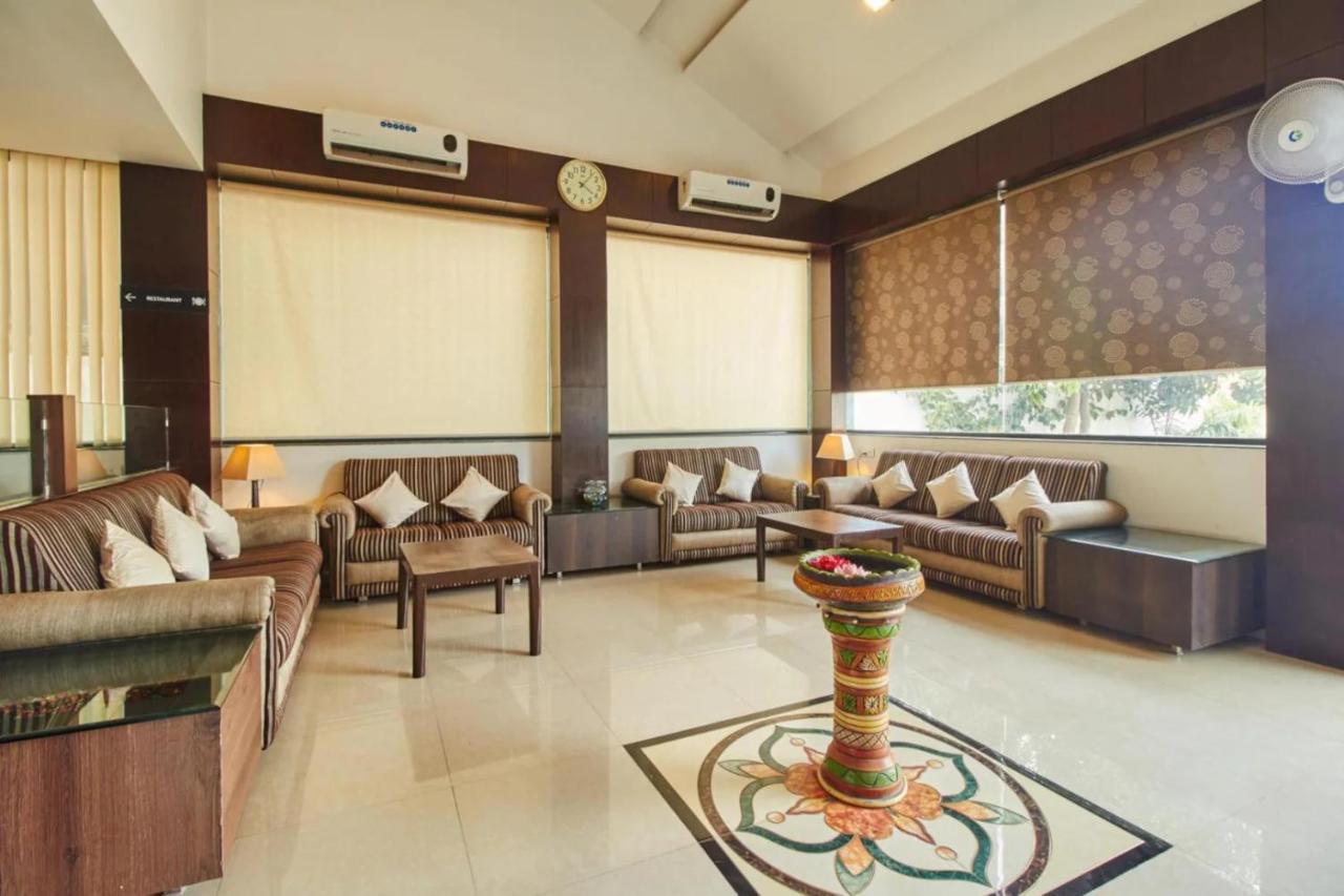 Hotel Shirdi Sai Wada Zewnętrze zdjęcie
