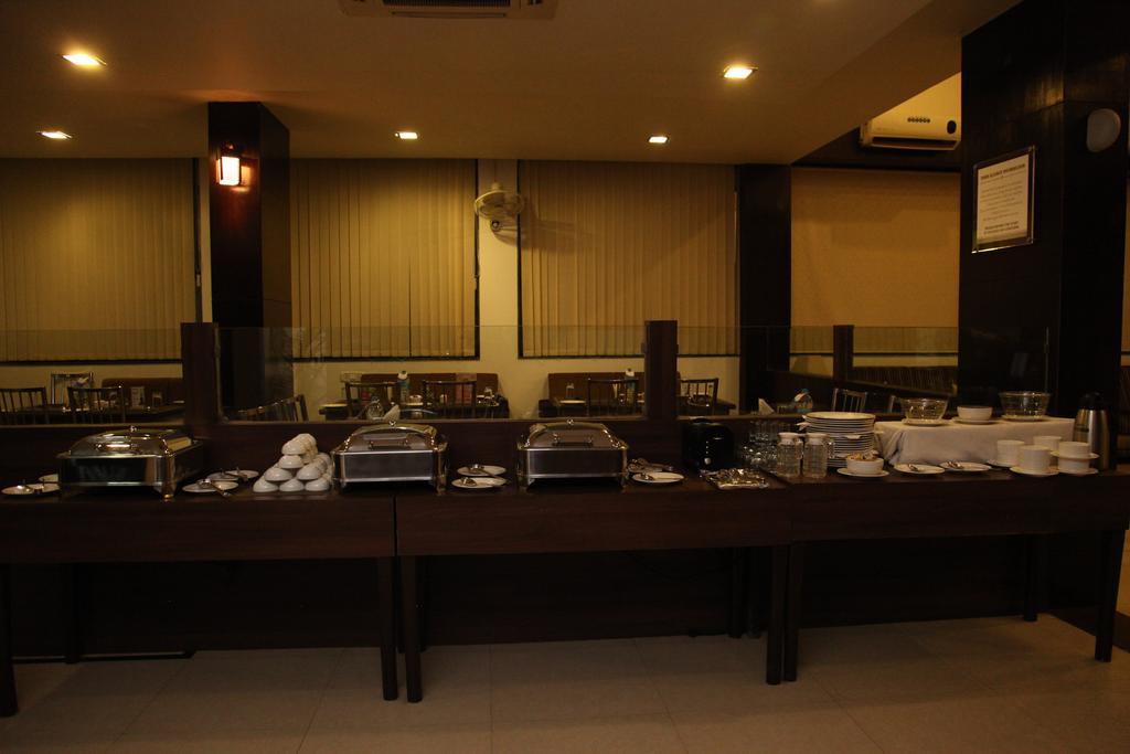 Hotel Shirdi Sai Wada Zewnętrze zdjęcie