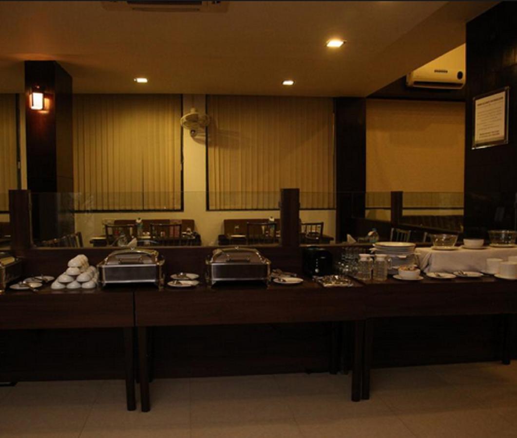Hotel Shirdi Sai Wada Zewnętrze zdjęcie